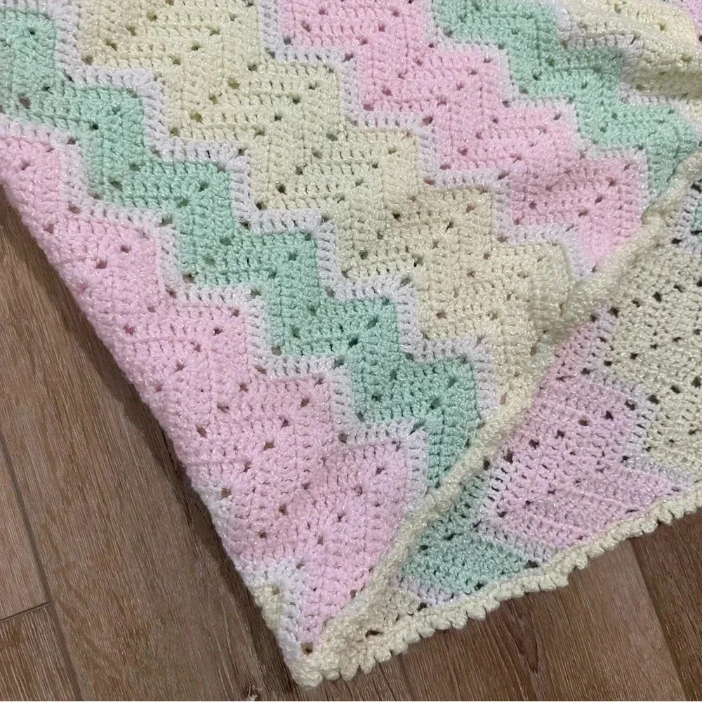 Beautiful Knit Patterned with Pink, Yellow & Mint with Silver Baby Blanket GUC